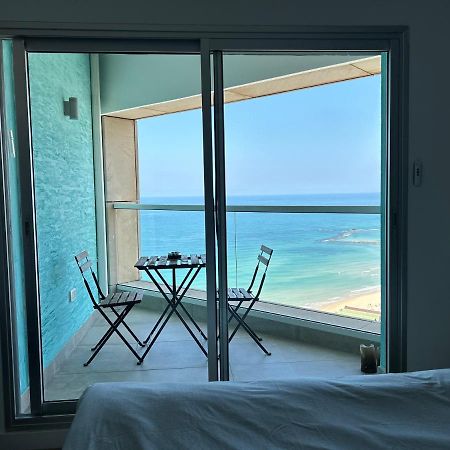 Beachfront Apartment Бат-Ям Экстерьер фото