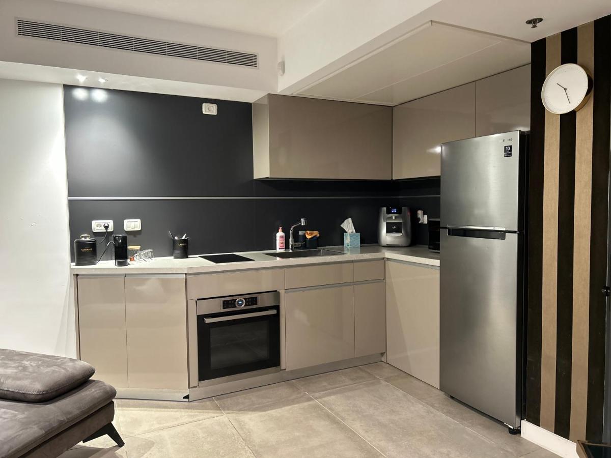 Beachfront Apartment Бат-Ям Экстерьер фото