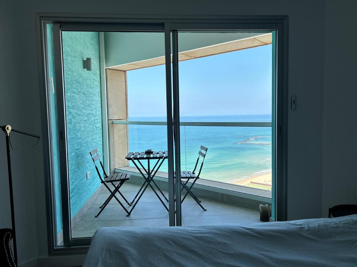 Beachfront Apartment Бат-Ям Экстерьер фото